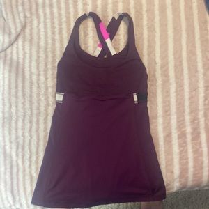 Womens small top. Size 2/4. No tags marking actual size.  Color is a maroon.